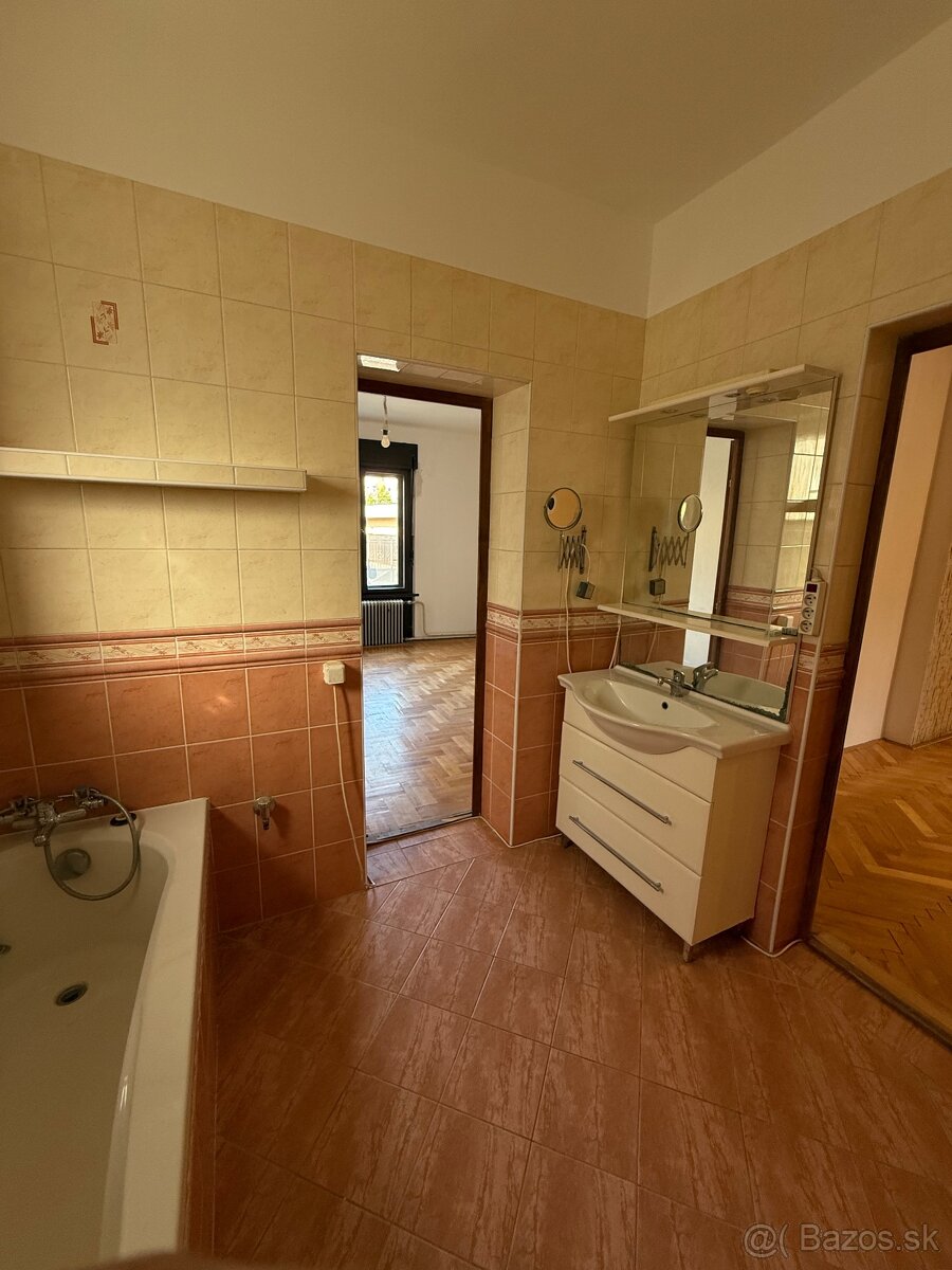 Na predaj penzion s rodinným domom v Štúrove - 8