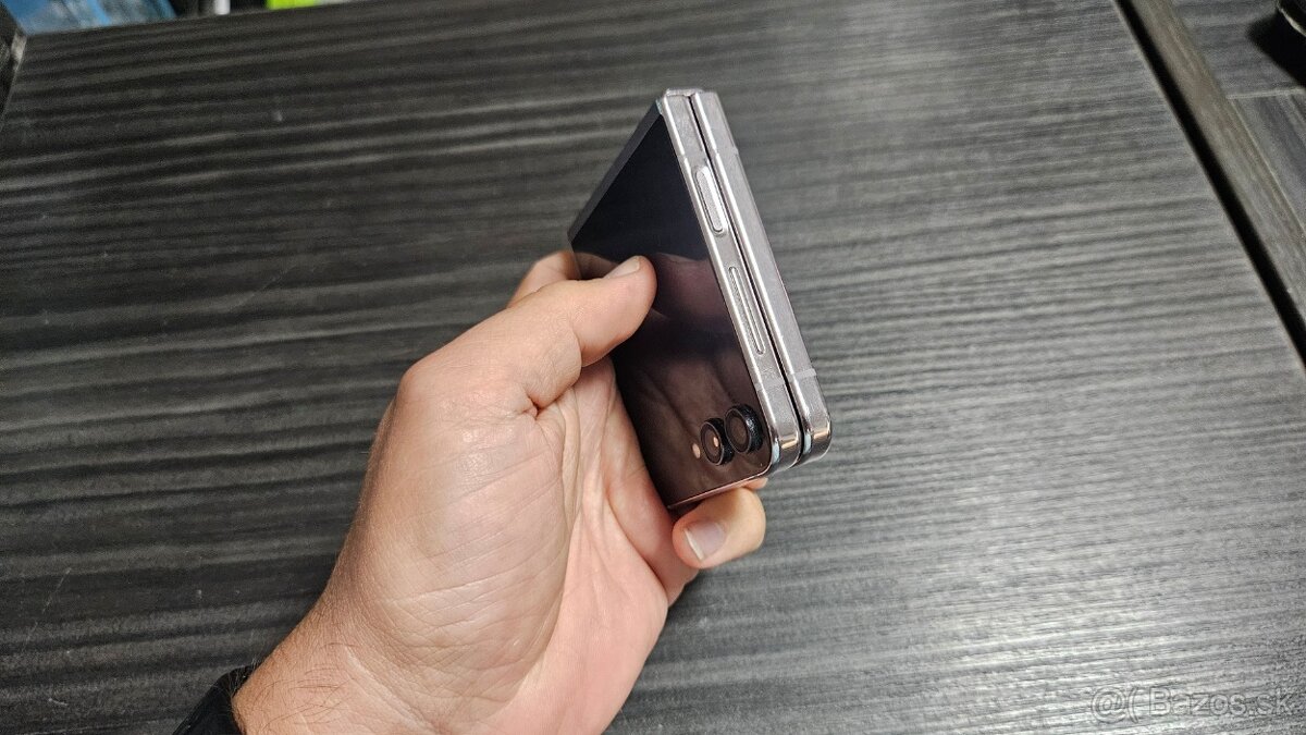 Poškodený Samsung Galaxy Z Flip 5 - 8