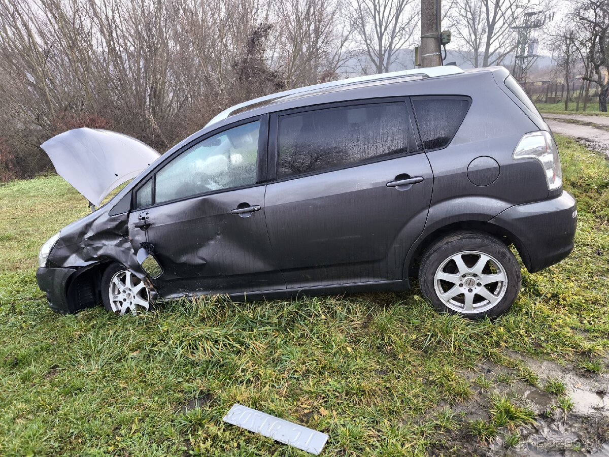 Toyota Corolla Verso - 8