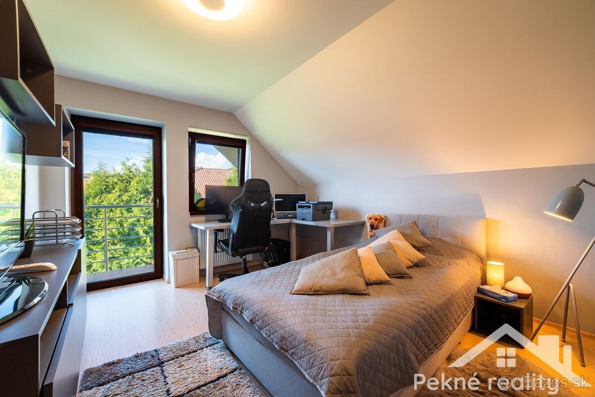 Predaj zariadeného rodinného domu s veľkým pozemkom v obci S - 8