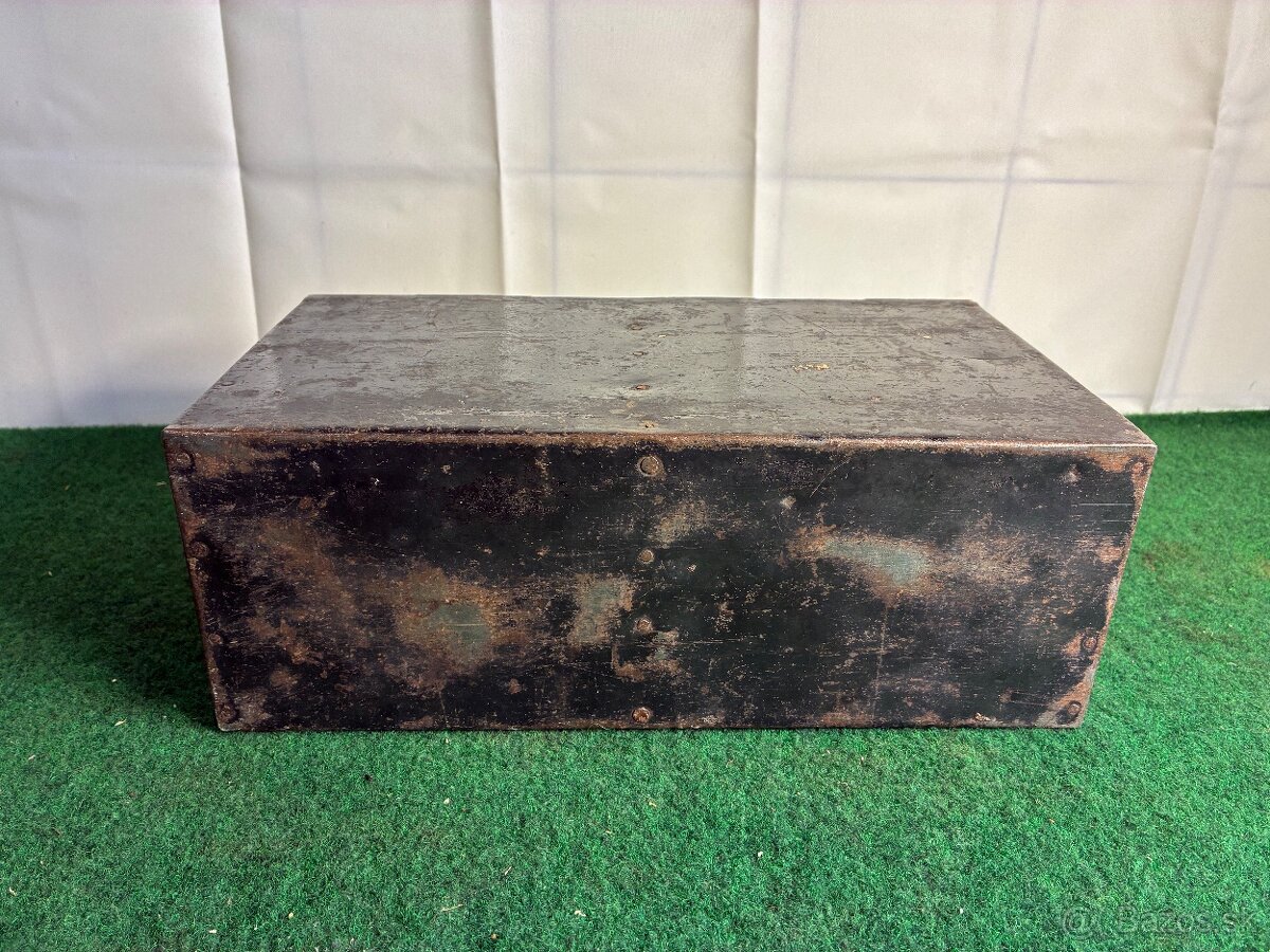 Starožitný kovový trezor - 8