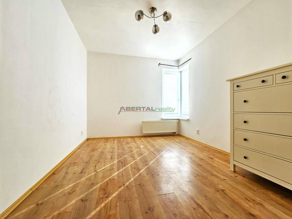 PRENÁJOM 3i byt s predzáhradkou, parking, klima, Zálesie, BE - 8