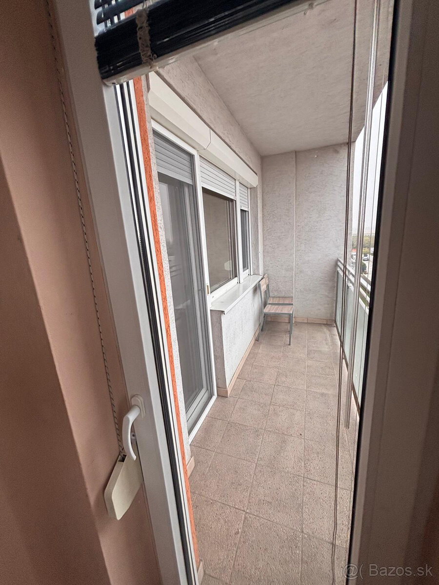 SENEC - NA PREDAJ 2 izbový byt s vlastným parkovaním, pri St - 8