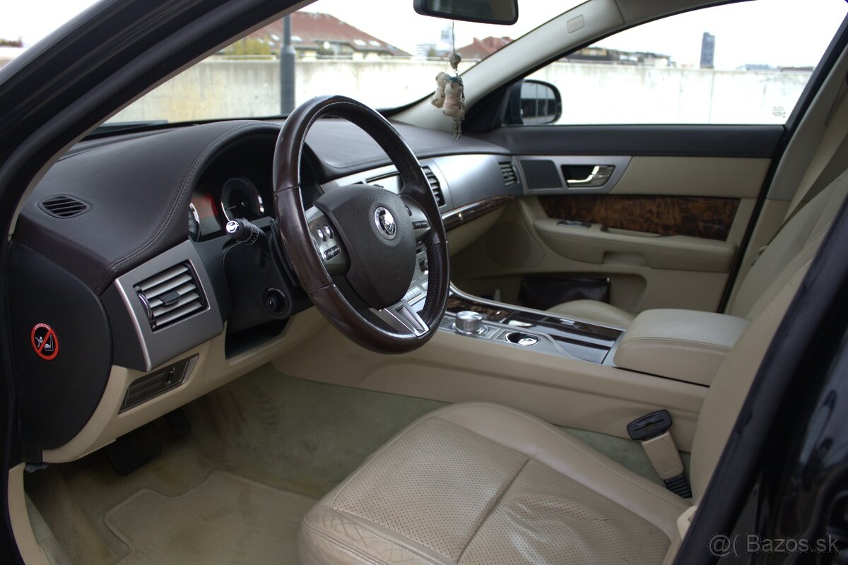 Jaguar F-Pace 2.0 I4 300k Prestige AWD AT8 - 8