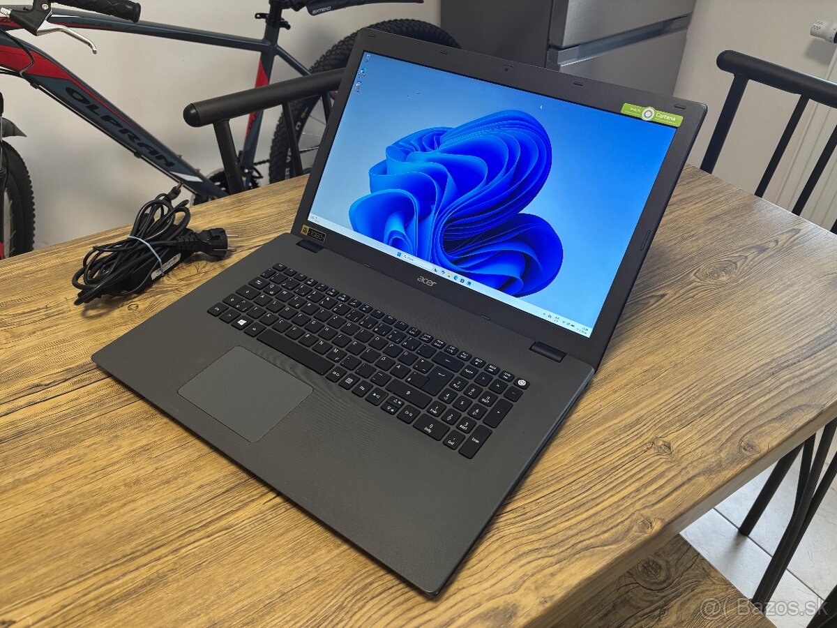 17.3/Acer Notebook/i5-5200/8GB RAM/256GB SSD /Intel HD 2GB - 8