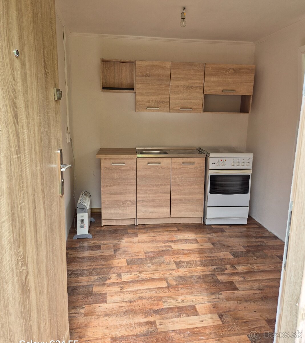 Chatka neďaleko Hrona v krásnej prírode - 8