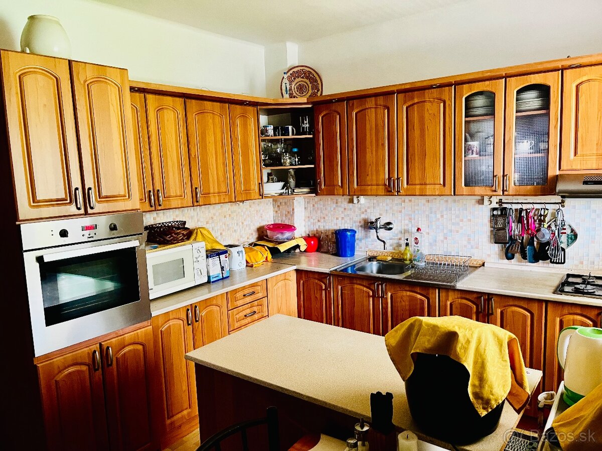 ZNÍŽENÁ CENA zdravý funkčný rodinný dom, 781m2, HE - 8