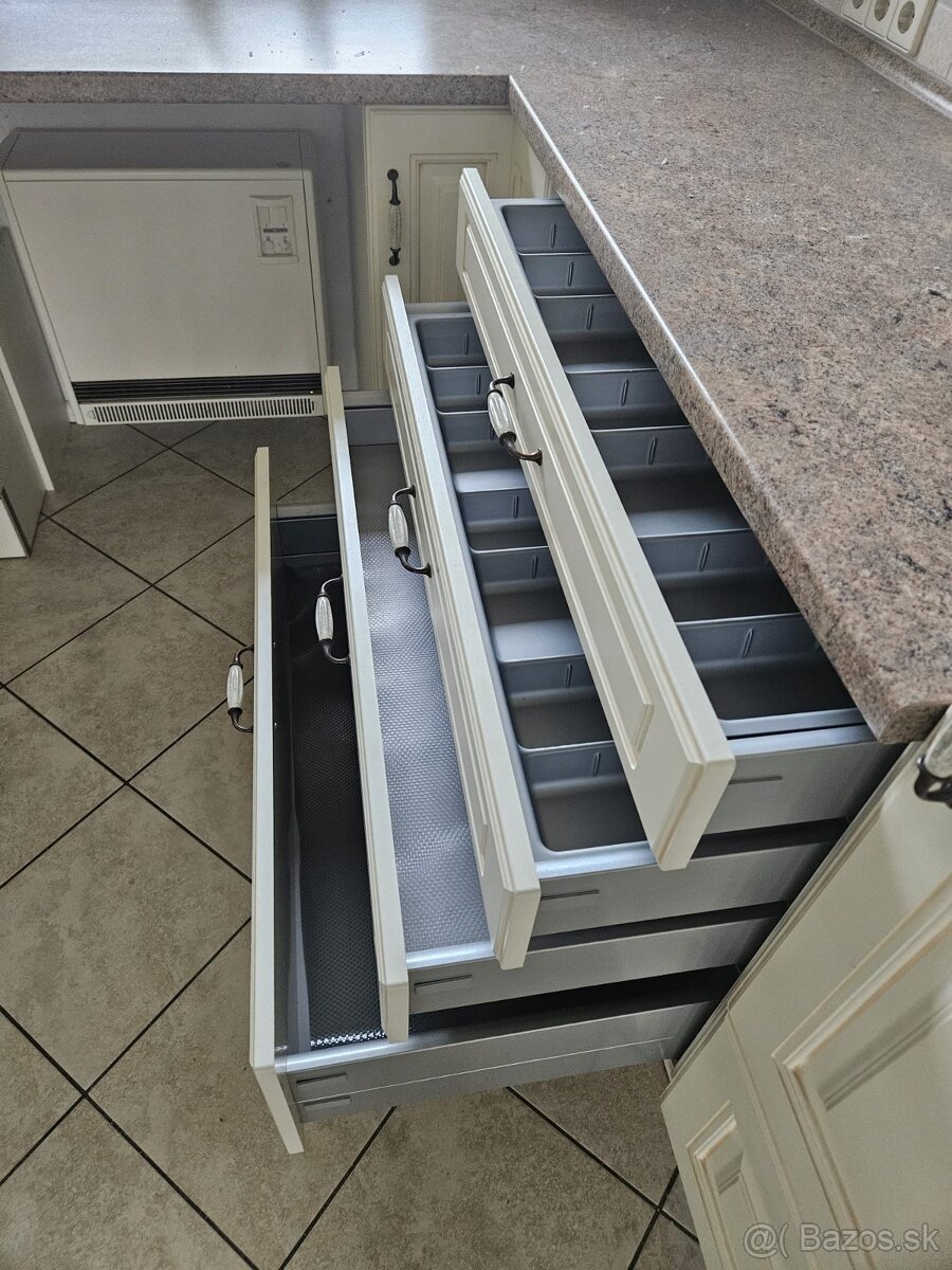 Moderná kuchynská linka so spotrebičmi - 8