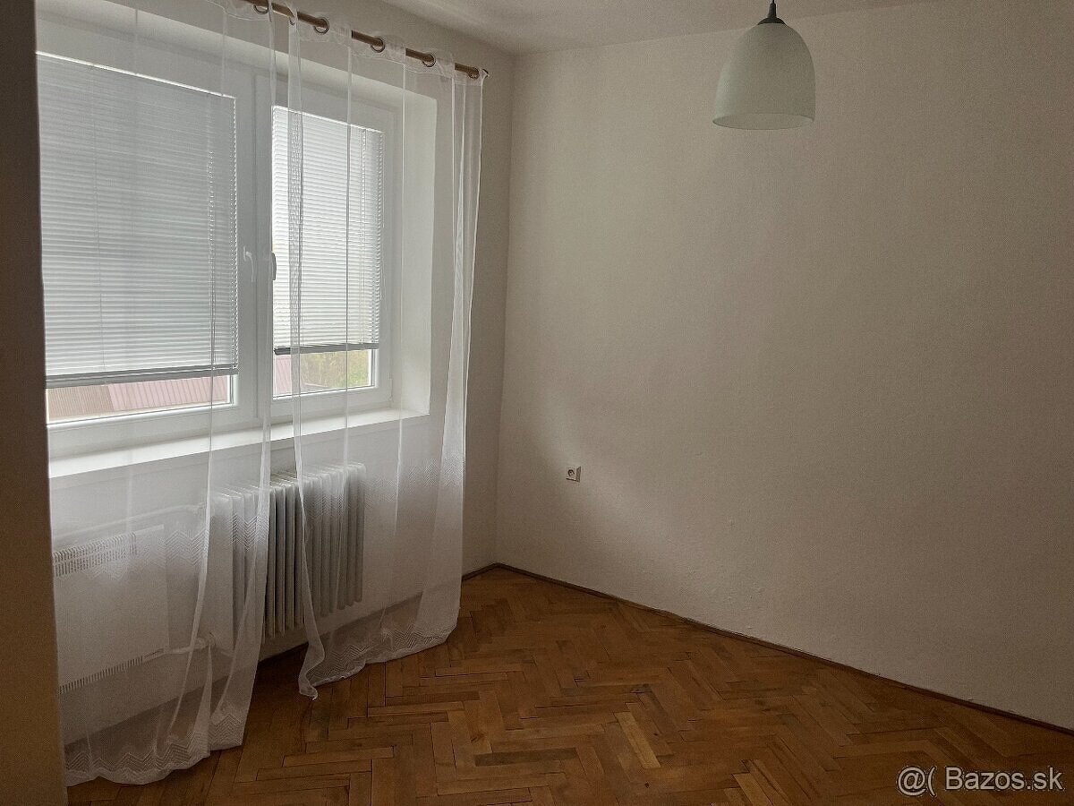 🌿 Priestranný trojizbový byt s balkónom na tichej ulici - 8