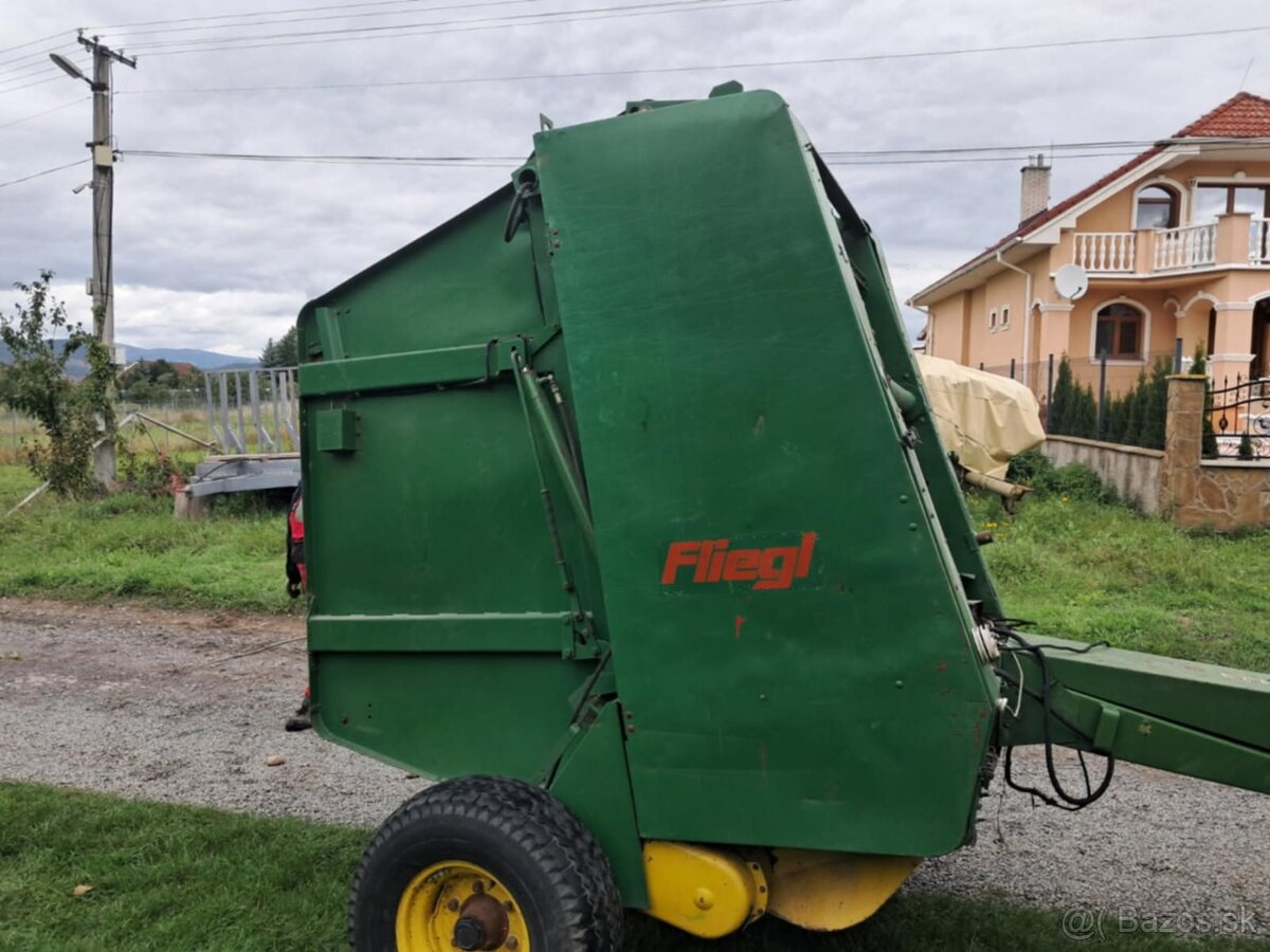 Balíkovač John Deere - 8