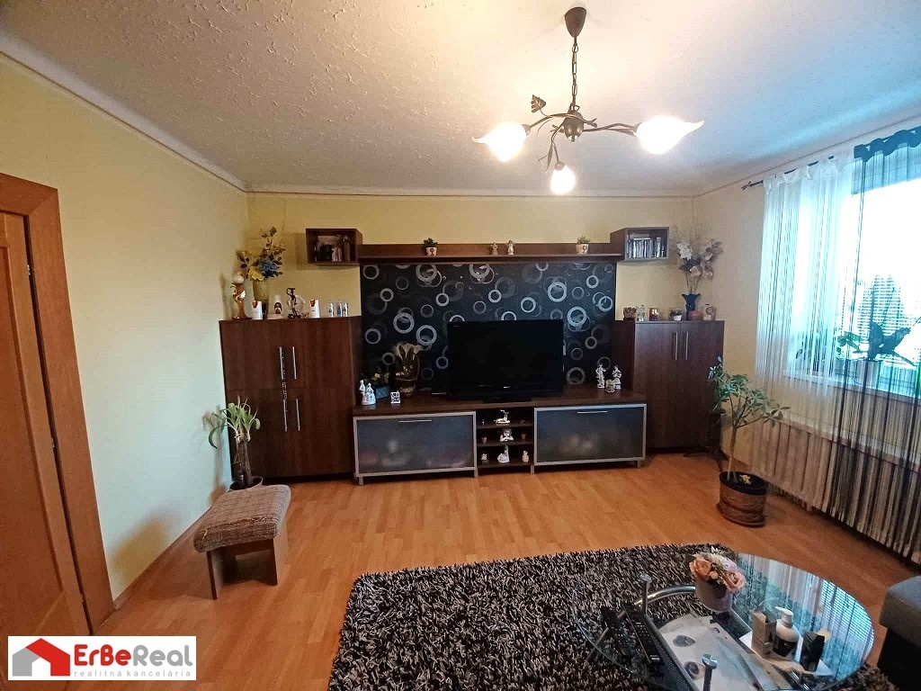 Predaj 3 izbového RD s altánkom, garážou a záhradou - 8