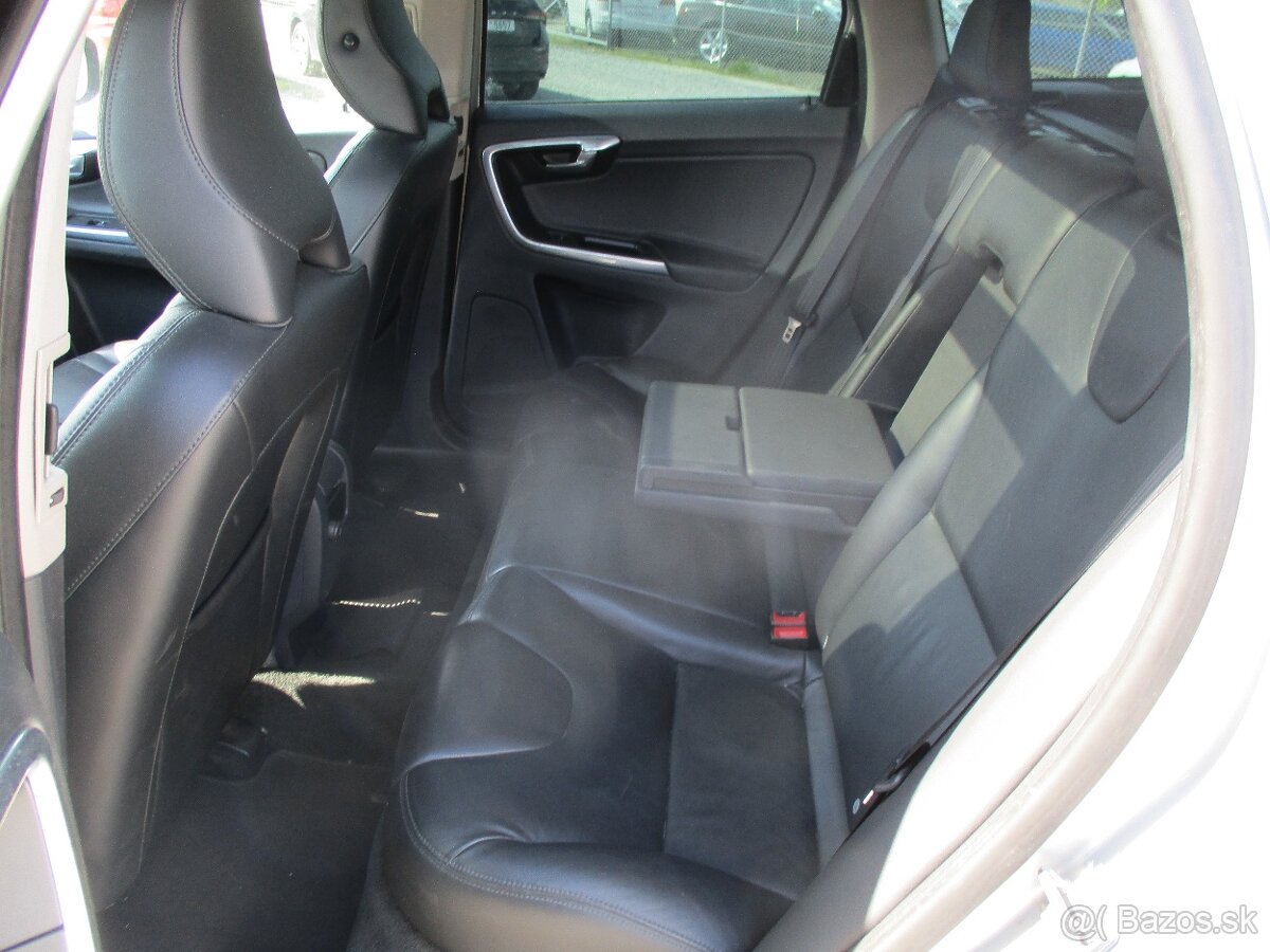 VOLVO XC60 2,4D4 Summum AWD Auto Pano Xen 2014 - 8