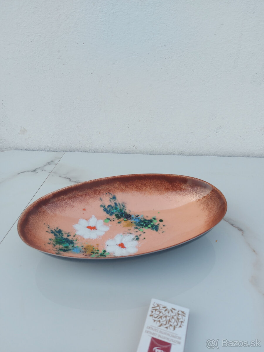 Slko a keramika z vitríny - 8