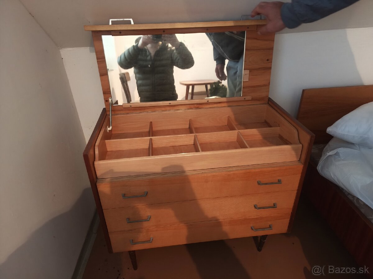 Komoda - 8
