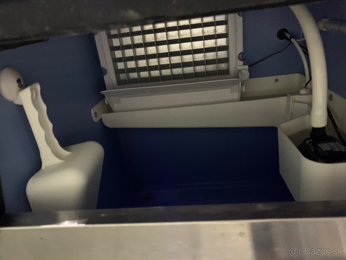 Vyrobník ľadu Vevor - 8