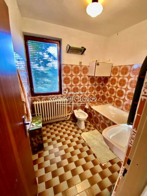 Na predaj priestranný 4 izbový rodinný dom s garážou a záhra - 8