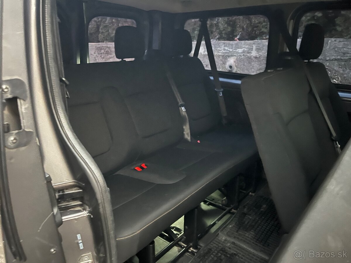 Prenajom 9 miestneho vozidla Renault Trafic - 8