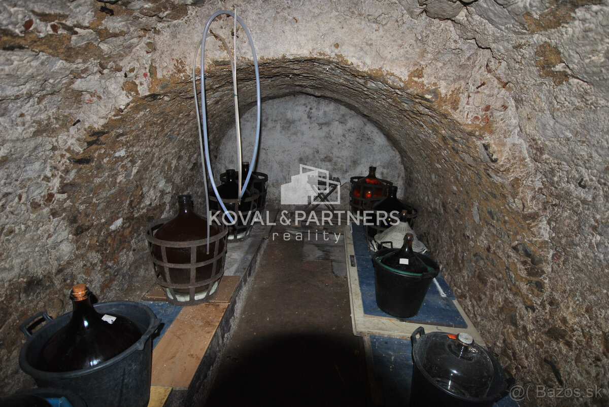 Koval & partners ponúka na predaj pozemok zo starým domom na - 8