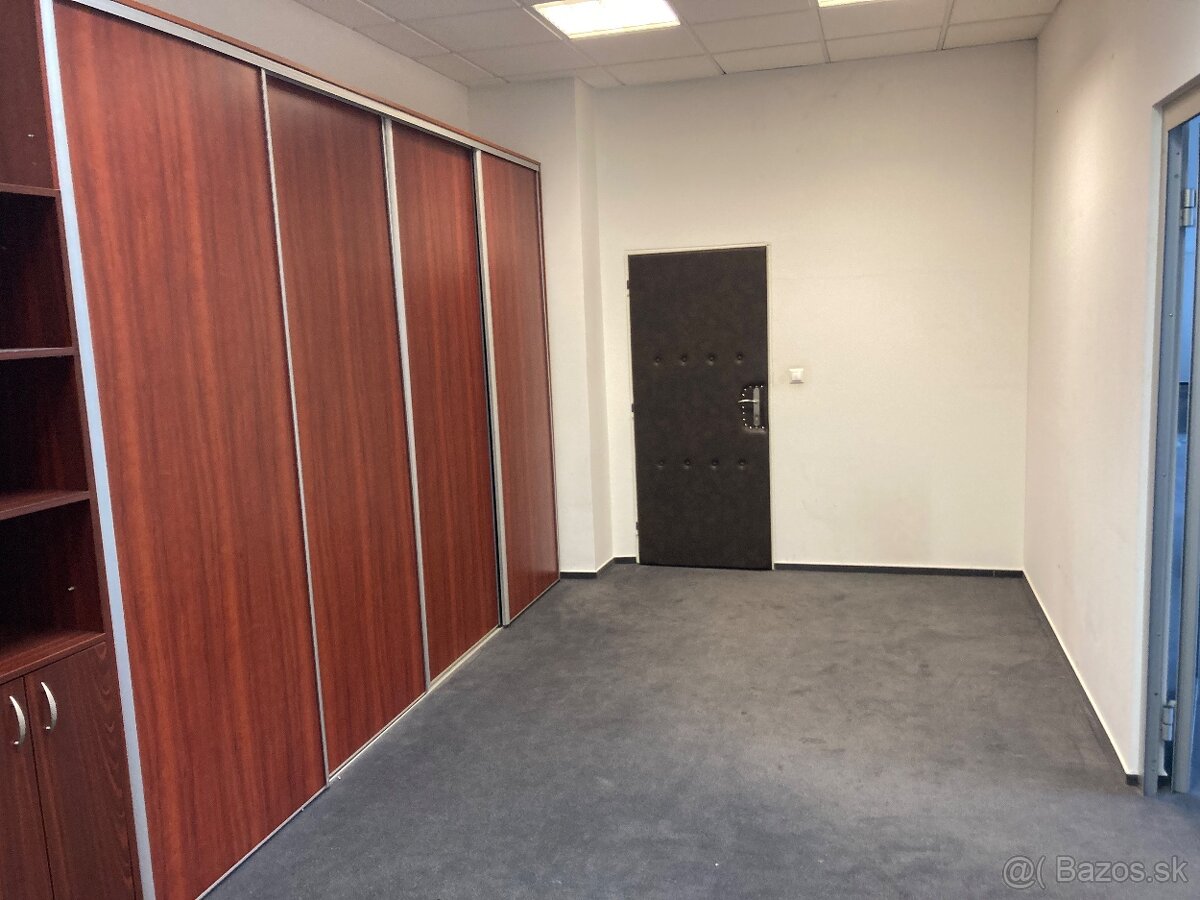 Centrum Čadce budova Sporiteľne - 8