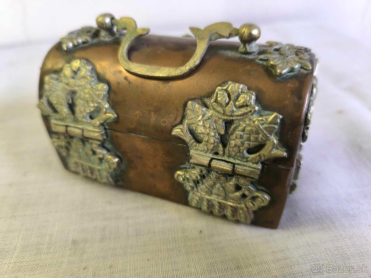 Stará krásne zdobená šperkovnica - 8