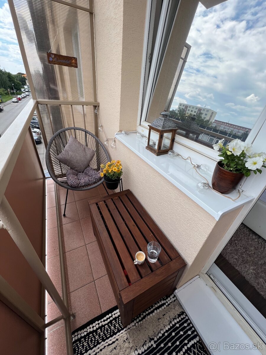 Velky 2 izbovy byt ul. M.R.Stefanika Levice - 8