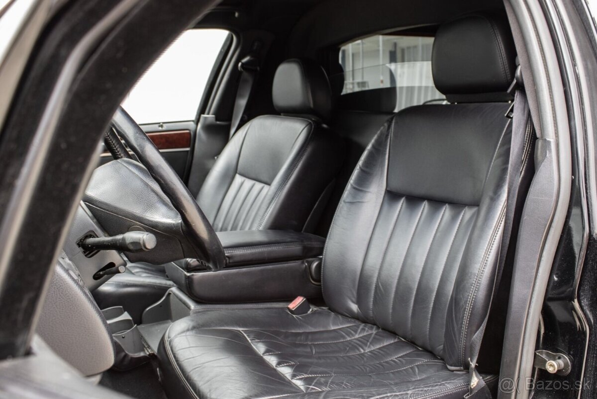 LINCOLN TOWN CAR LIMOUSINE - 8