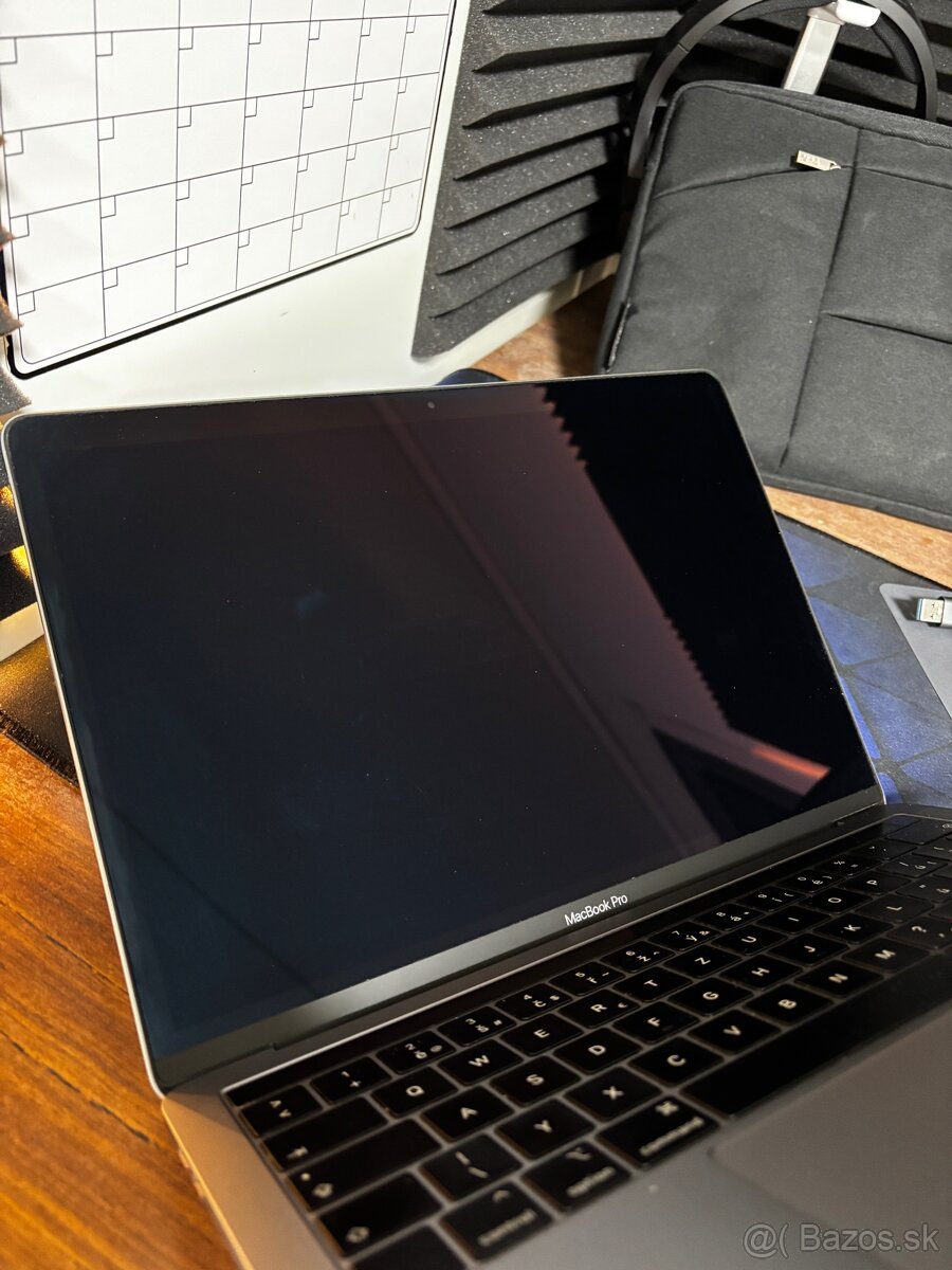 MacBook Pro 13” (128 GB / 8 GB RAM) Touch Bar - 8