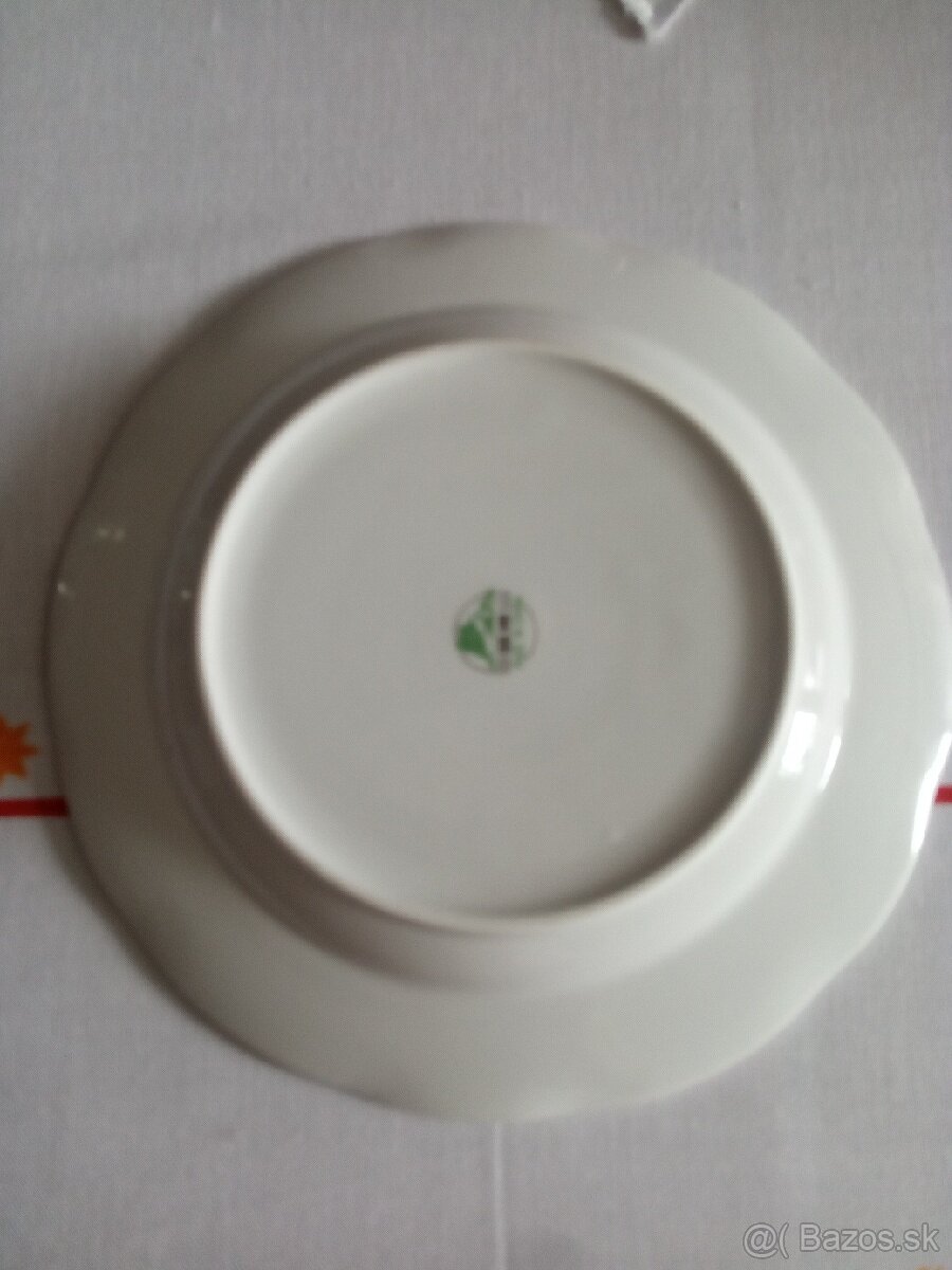 Polievkové misy, servirovaci tanier, čajník, mliečnik. - 8