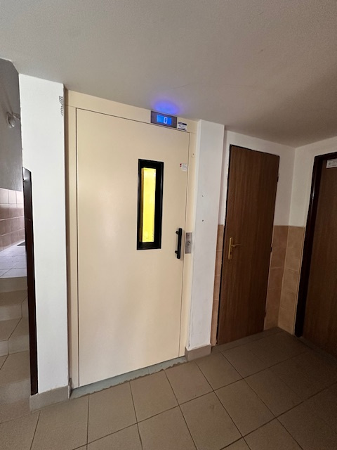 Predaj 3 izb byt v KE - Južná trieda, pôvodný stav, loggia - 8