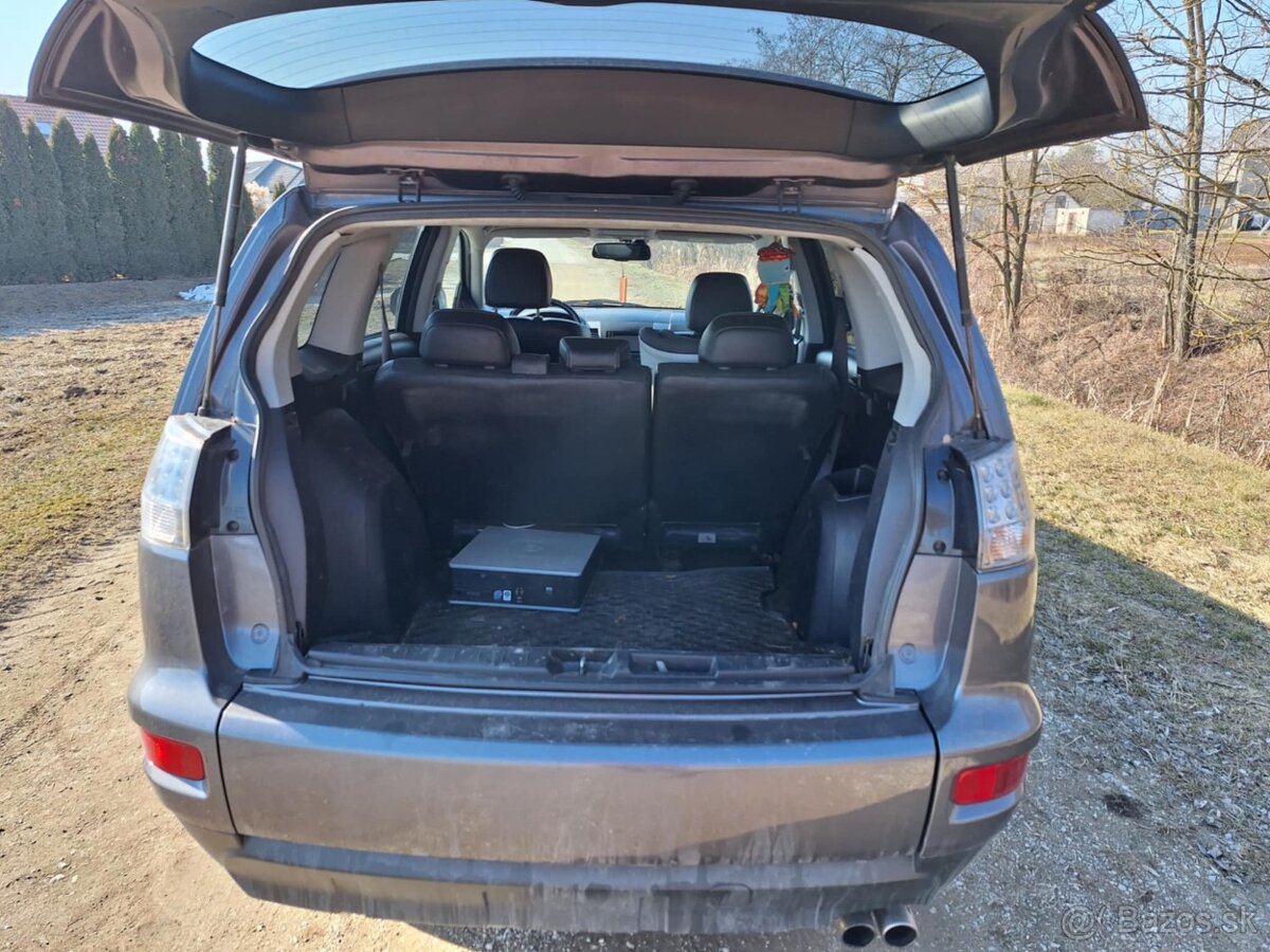 Mitsubishi Outlander SUV - 8