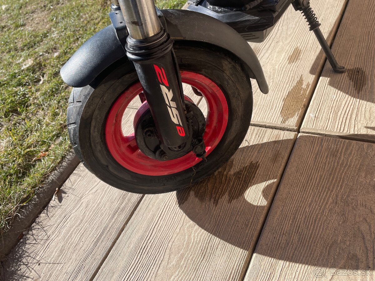 Predam apriliu kolobešku eSR2 - 8