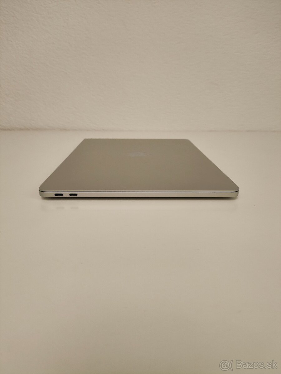 MacBook Pro 2017 | i5 • 8GB • 256GB SSD - 8
