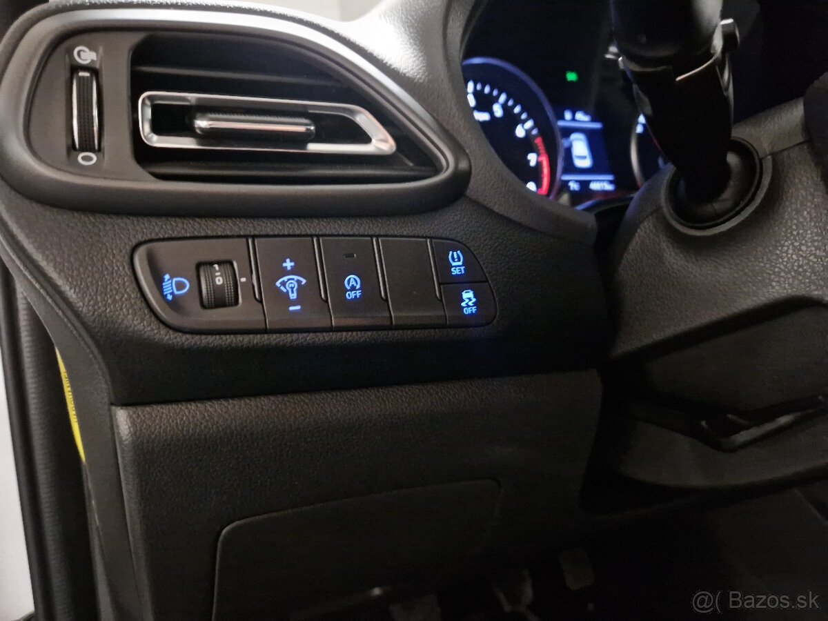 Hyundai i30 combi family 1.5i DPi 81kW 48000km facelift CW - 8