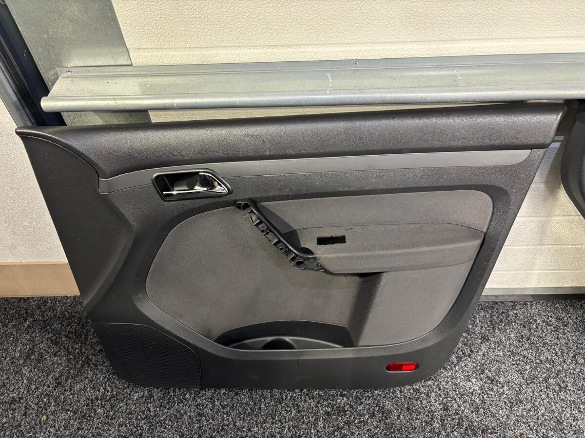 Predám INTERIER sedačky+tapacíre VW TOURAN 1T 7-MIEST - 8