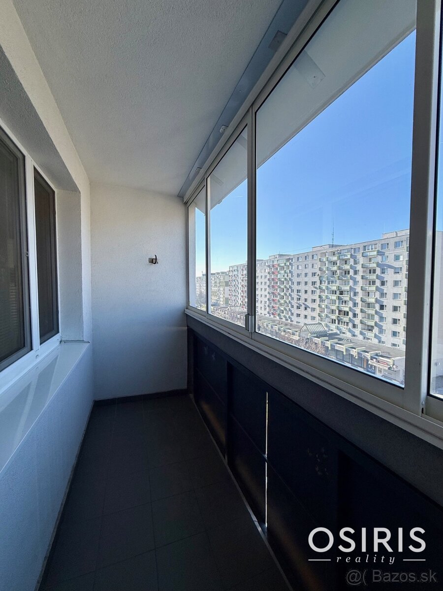 Pekný 2 izbový byt s veľkou zasklenou loggiou - 8