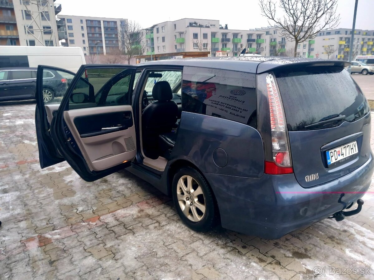 Mitsubishi Grandis - 8