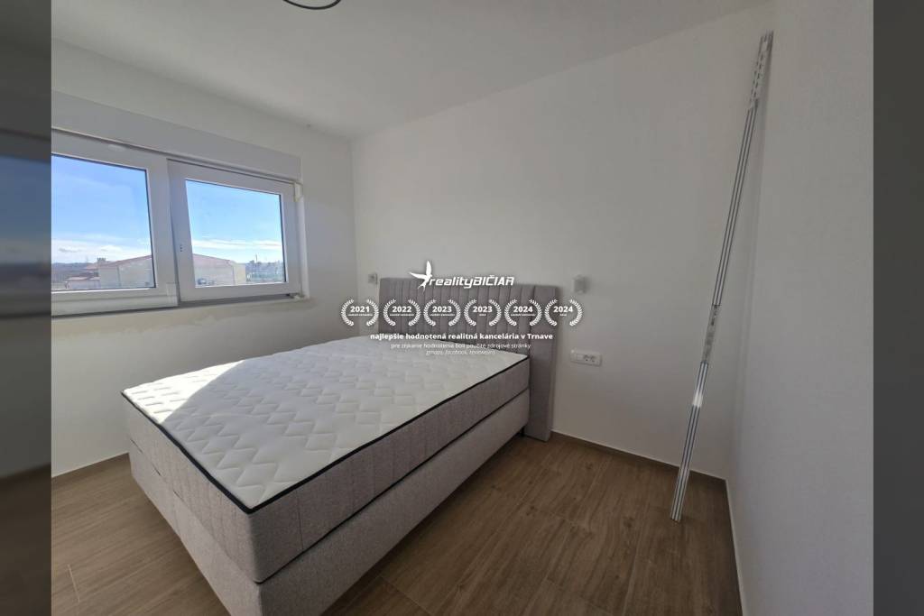 NIN - dvojdom s bazénom - 500 m od centra - 8