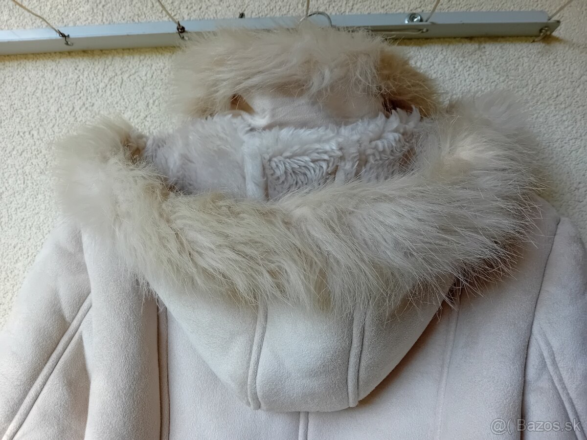 Bielo-krémový kabát s kožušinou a s kapucňou - 8
