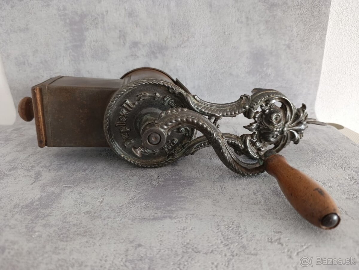 Velmi starý (cca 110-115let) krásný zdobený mlyncek na strou - 8