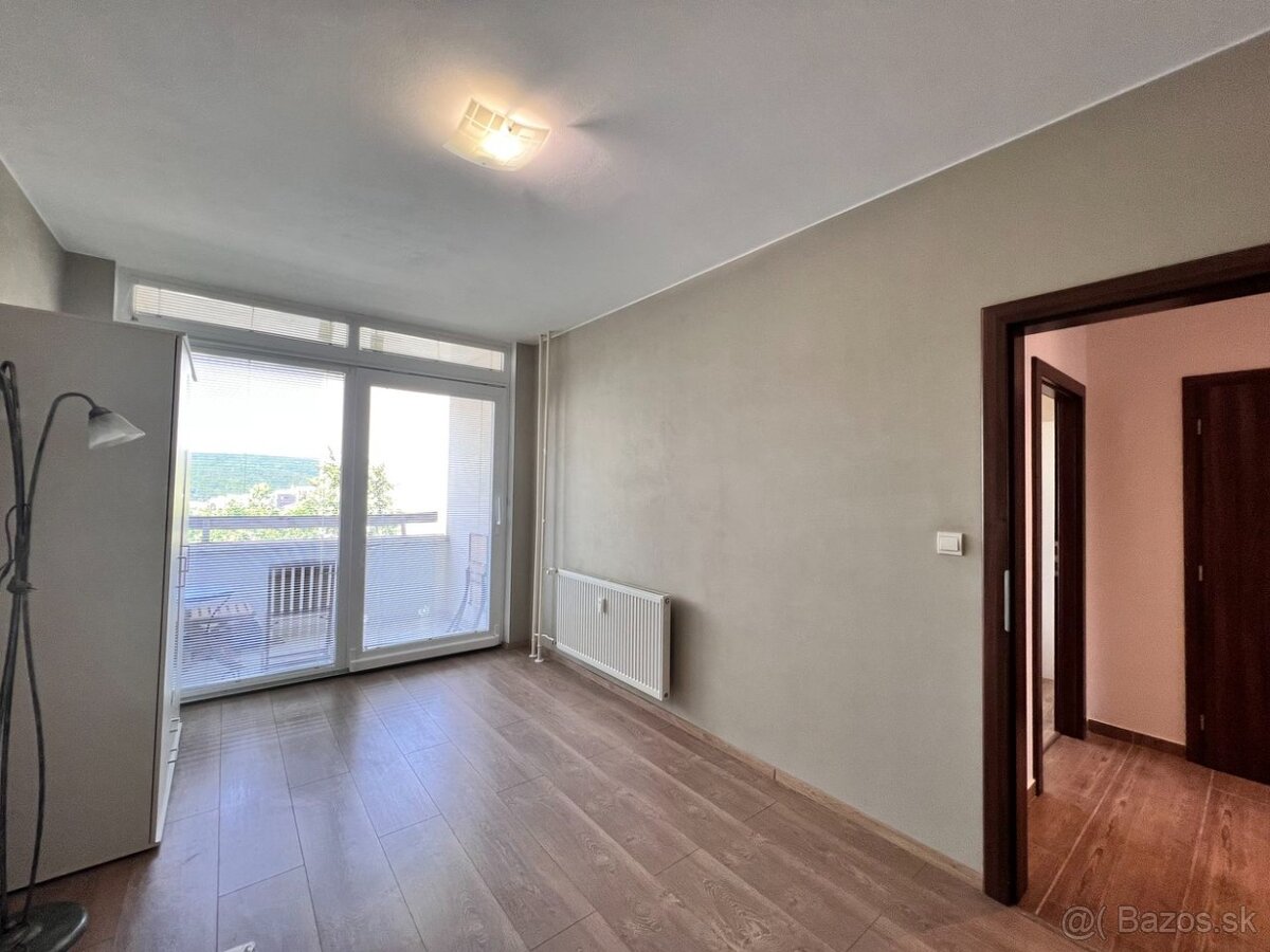 3- izbový rekonštruovaný byt s loggiou. - 8