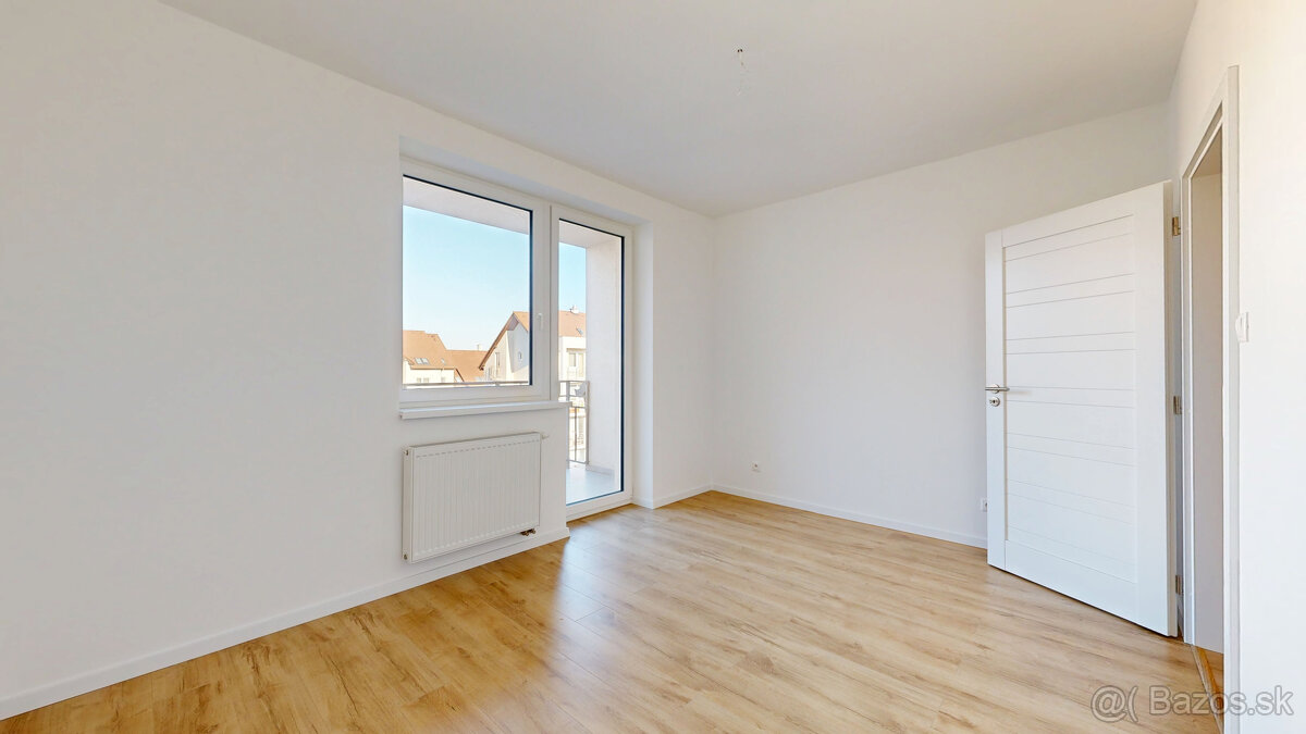POLIANKY / Priestranný 3-izbový byt s loggiou a kuchynskou l - 8