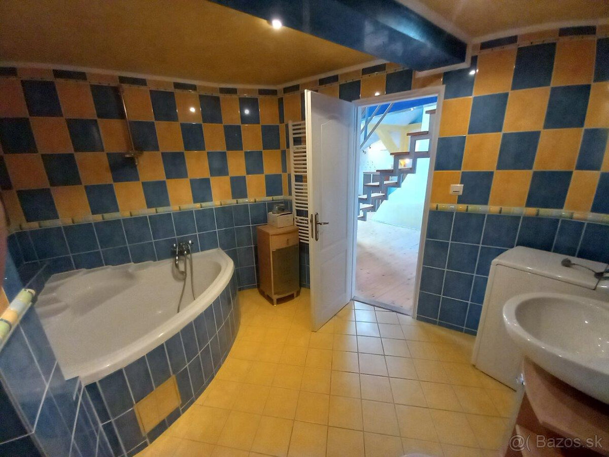 Výnimočný 3-izbový podkrovný byt priamo na Hlavnej ulici v K - 8