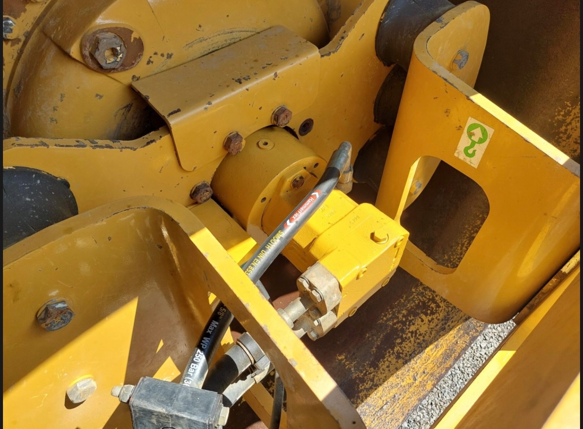 Valec Caterpillar CS64B - 8