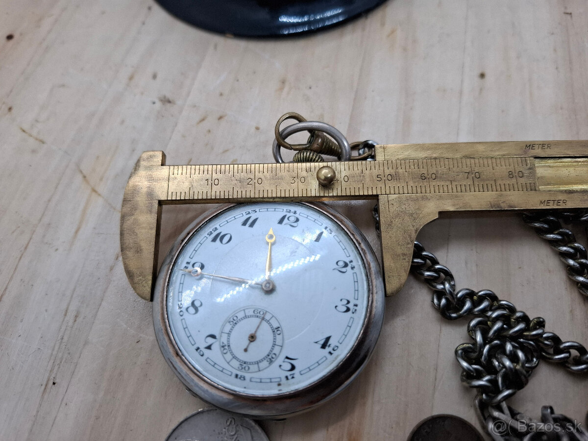 Predám funkčné starožitné strieborné vreckové hodinky REVUE - 8
