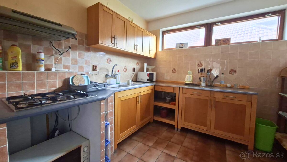 REZERVOVANÉ: Na prenájom viacgeneračný rodinný dom vo Veľkýc - 8