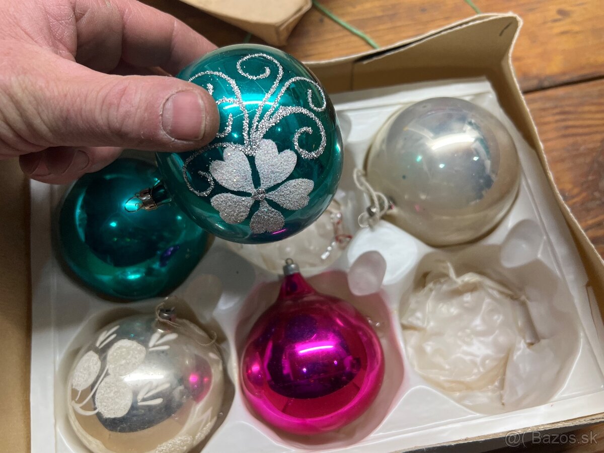 Staré Vianočné ozdoby s lampiónom a káblami. - 8