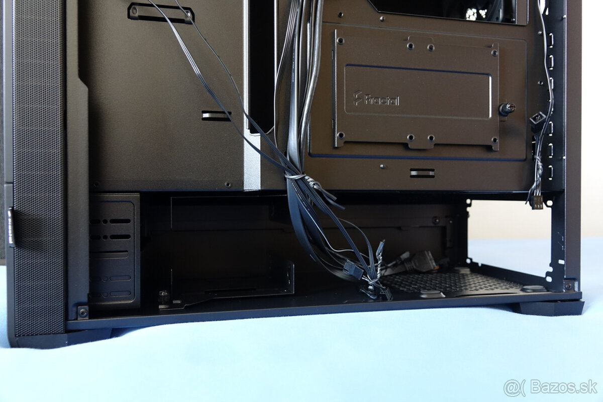 Skriňa Fractal Design Pop Silent Solid + namontované USB-C - 8
