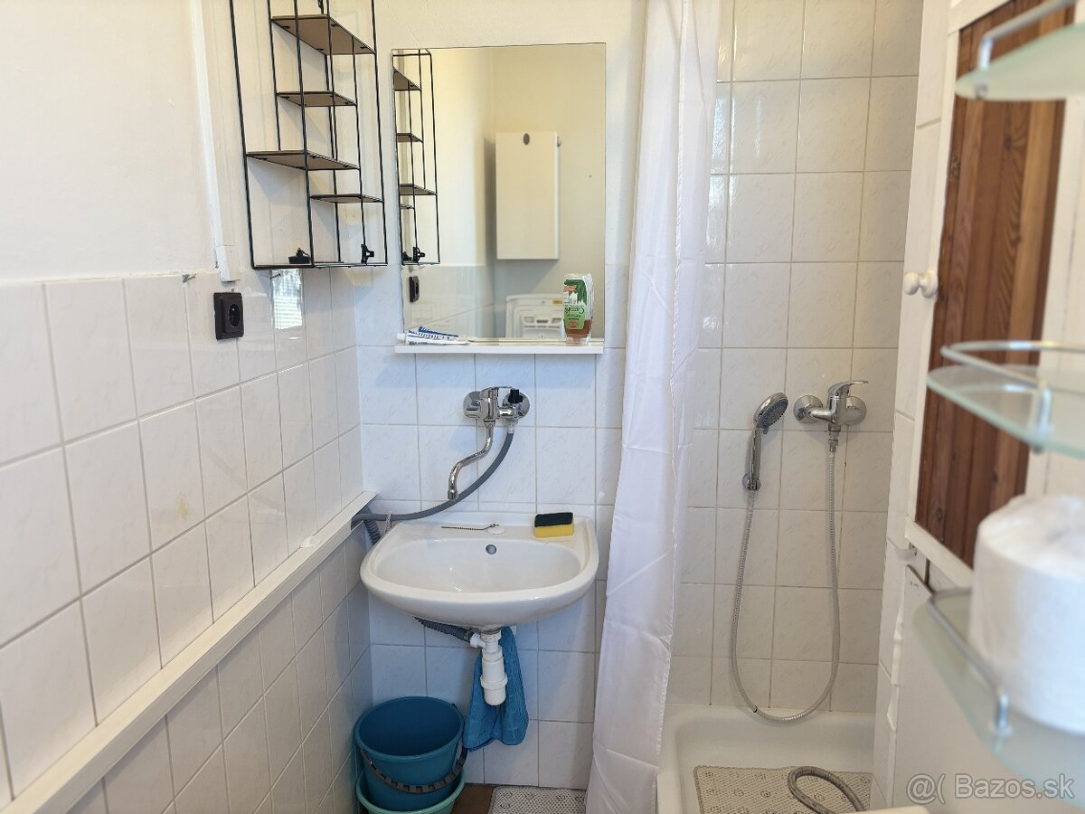 1-izb. byt na Juhu s balkónom - 8