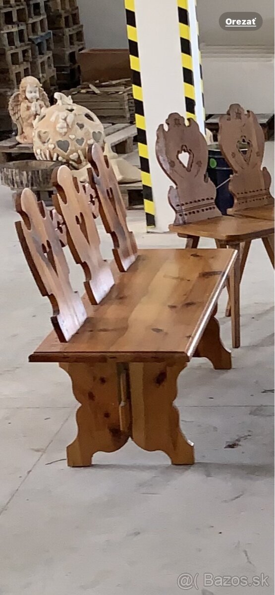 drevené stoličky, lavica a dva stoly - 8