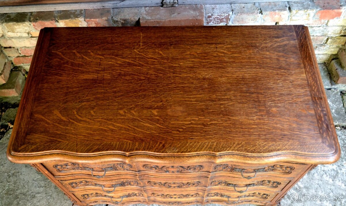Vyrezávaná dubová komoda - 8